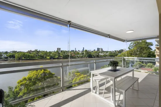 Top Floor, City Views, Absolute Riverfront