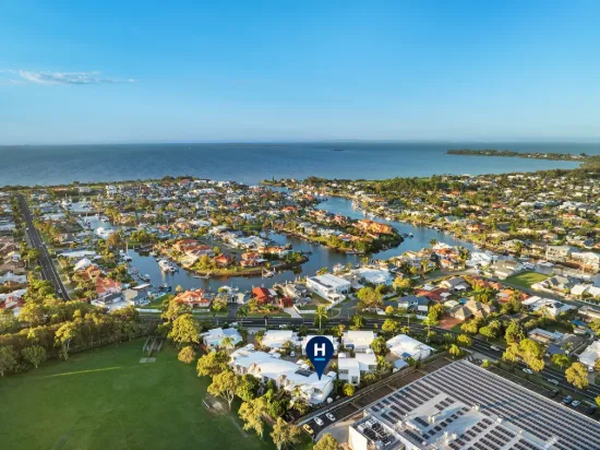 RARE TWO STOREY TOWNHOUSE IN AQUATIC PARADISE