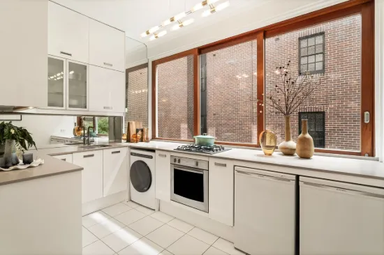 Stylish Light-Filled Apartment in the Heart of Potts Point