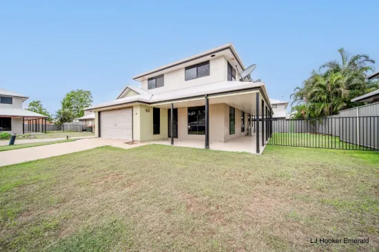 Spacious Two-Storey Unit in Popular Raceview Villas