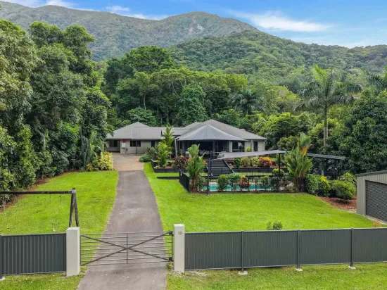 Expansive Family Living with Dual Accommodation on Private 2,341m²