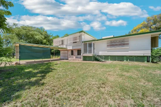 Incredible Versatility! Tri-level, 4 Beds, 2 Bath, 1,012m2 Allotment