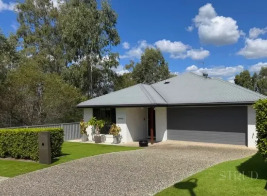 PRIVATE BUSH OUTLOOK WITH POOLSIDE PARADISE!
