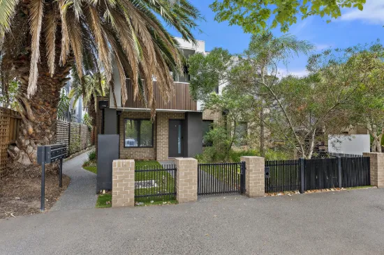 STYLISH REAR TOWN RESIDENCE IN AN UNBEATABLE ST KILDA LOCATION