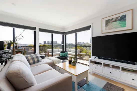 Top-floor retreat with breathtaking city views