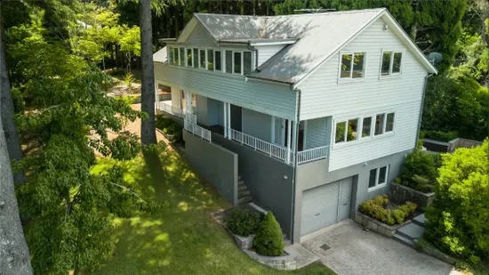 Spacious Blue Mountains Retreat with District Views on 1,372sqm