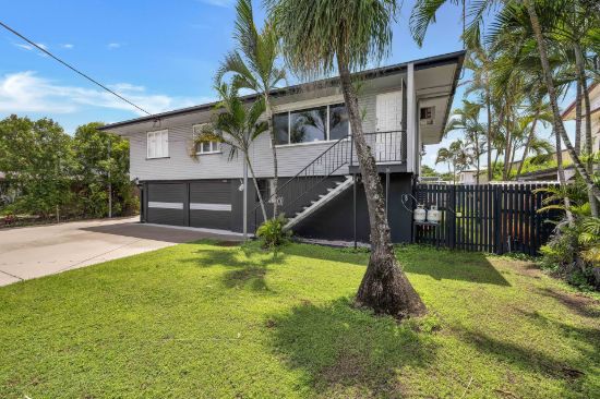 Moments to Town Beach – Massive Shed, Side Access & Extra Living Space