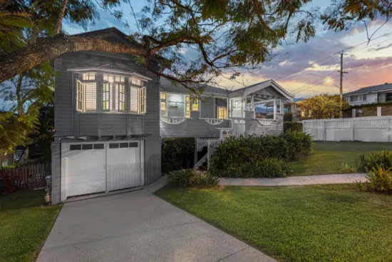 Classic Dual-Gable Queenslander - City Skyline Views and Future Possibilities