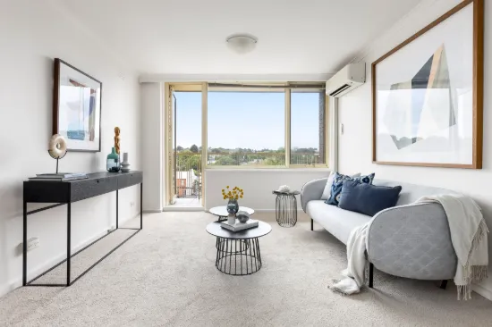 Light filled top floor apartment walking distance to Hawksburn Village