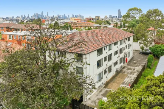 Sunlit Top-Floor Living in Prime Windsor Pocket