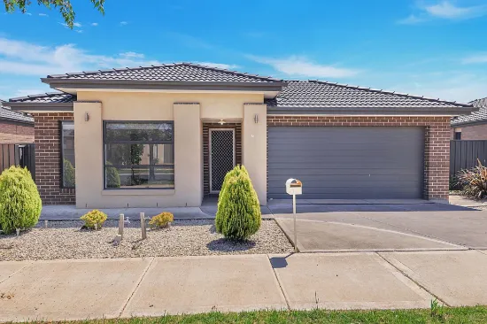 Family Home in Manor Lakes !! Close to all amenities !!