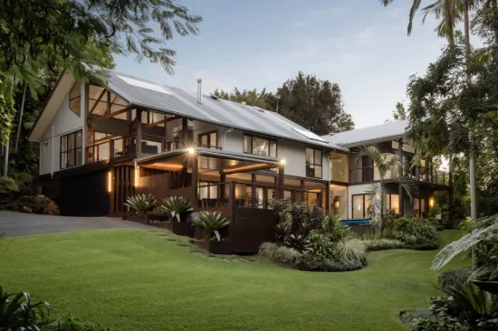 Private Acreage Retreat: Expansive Family Living on 5,084m² in Prestigious Mons