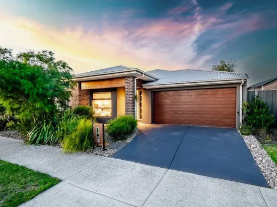 QUALITY ARDEN DESIGN WITH BUTLER'S PANTRY, MULTIPLE LIVING ZONES PLUS AN OUTDOOR COURTYARD!