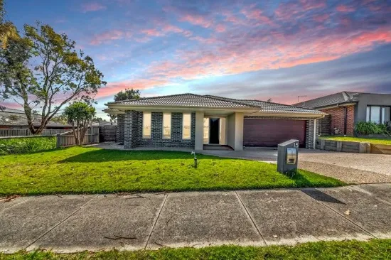 **EXPANSIVE PARKLAND ADJACENT** SUBSTANTIAL FAMILY LIVING SET ON SOME 700M2 - OVER 38 SQUARES UNDER ROOFLINE!