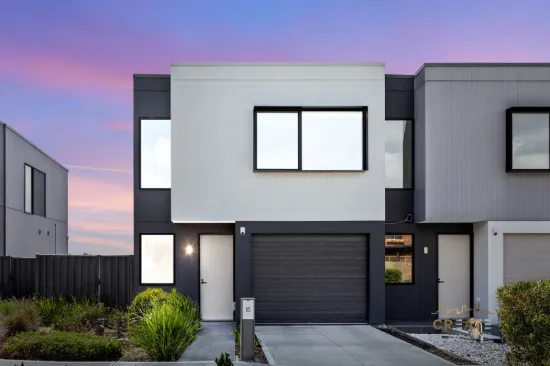 LUXURIOUS NEAR-NEW TOWNHOUSE IN PRESTIGIOUS SUNSHINE NORTH