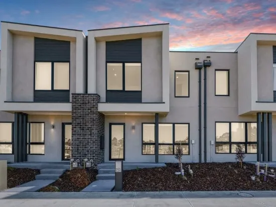 BRAND NEW DESIGNER TOWNHOUSE OVERLOOKING PARKLAND WITH WATERWAYS!