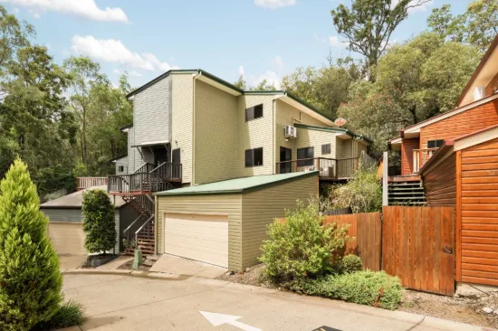 Spacious Townhome Backing Onto Nature  Convenience Meets Lifestyle