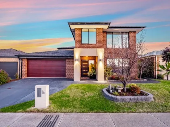 SPACIOUS MASTERPIECE IN A COVETED SETTING - PLENTY OF SPACE FOR LARGE & EXTENDED FAMILIES!