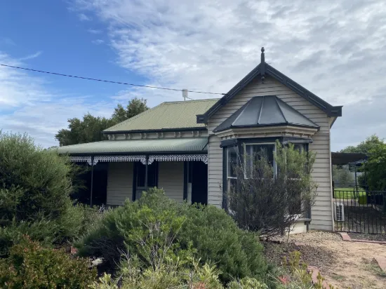 PERIOD COTTAGE - GREAT LOCATION
