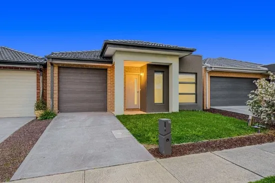 LIFESTYLE LIVING IN THE HEART OF BOTANIC RIDGE - LITERALLY METRES TO THE VILLAGE!