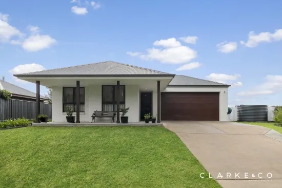 A LORN LIFESTYLE WITH SPACE, STYLE AND VIEWS!