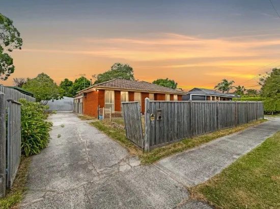 POTENTIAL PLUS NESTED ON APPROX. 652M2 - DUAL INCOME POTENTIAL IN A PRIME LOCALE!