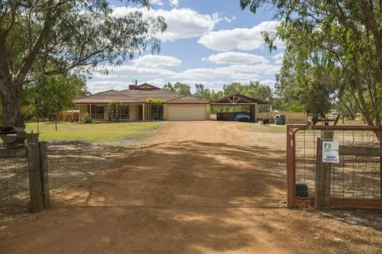 ACREAGE LIVING WITH WATER, SPACE AND ENDLESS POTENTIAL