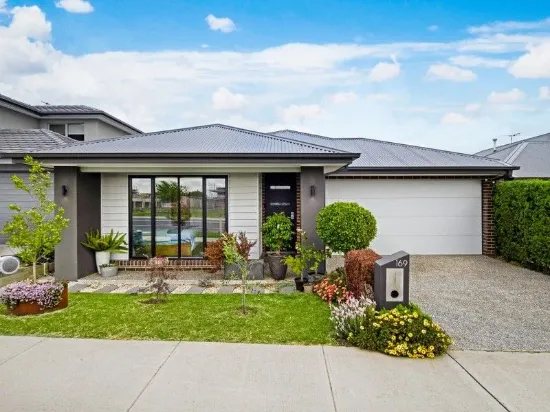 LIGHT-FILLED FAMILY ESCAPE IN A PREMIUM LOCATION