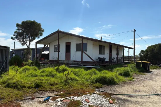 FISHING SHACK !

OVER HALF ACRE IN MANNS BEACH WITH 2 B/R HOUSE .

DO NOT BE AFRAID OF SOME WORK- PRICE REFLECTIVE