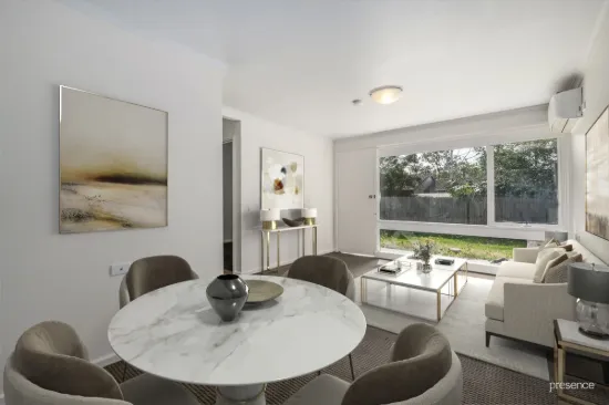 4 bedroom townhouse with large yard, central to beach and lake