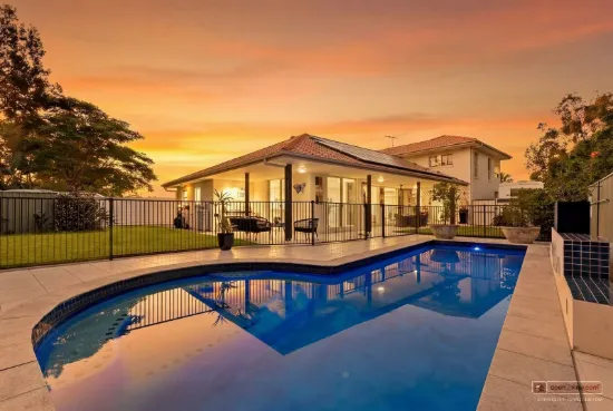 Prestige Living in a World-Class Coastal Setting, 1,101m2 block with room for all the toys!