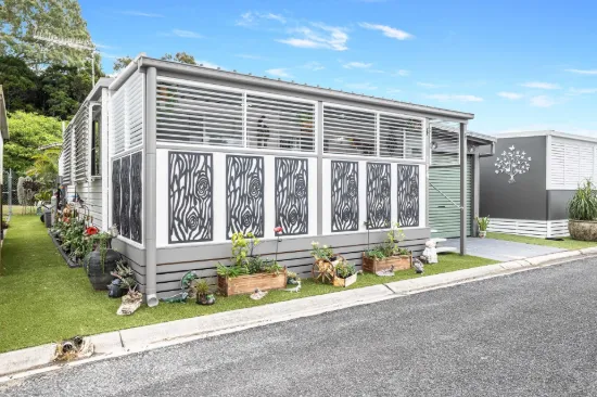 GORGEOUS RESERVE-FRONT VILLA – FULLY RENOVATED