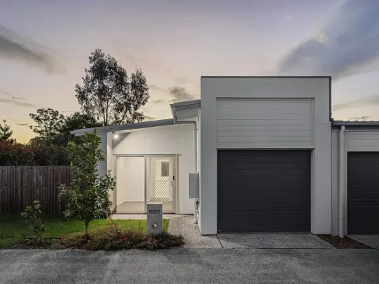 Modern family home with shortcut to Carvers Park!