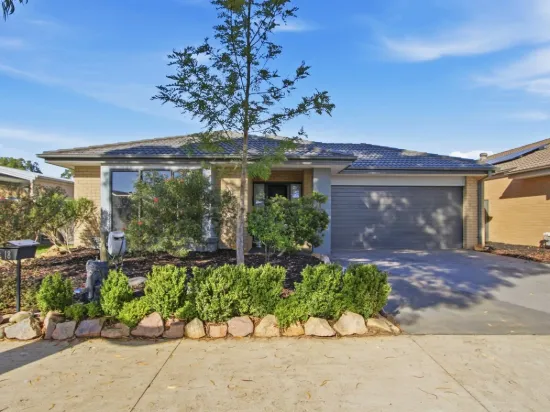 STYLISH, LIKE-NEW LIVING WITH SPACE, COMFORT & MODERN APPEAL