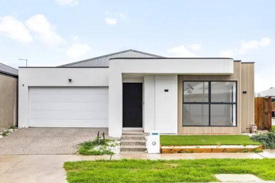 Contemporary Elegance in a Prime Mickleham Location