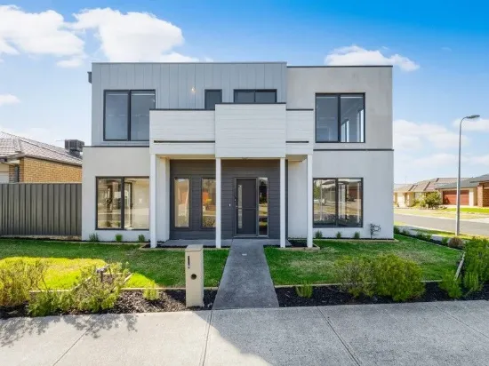 FLAWLESS THREE-BED TOWNHOUSE NEXT TO PARKLAND AND SCHOOL