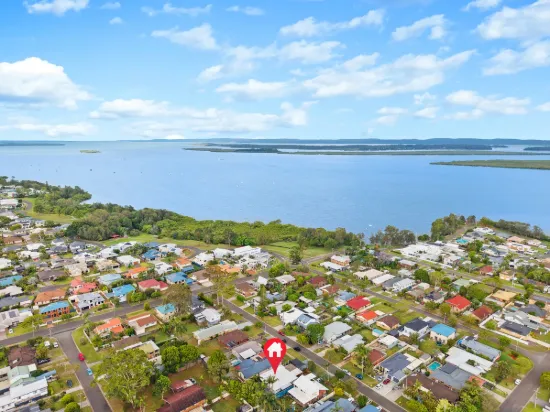 Stylish Low-Set Home Near the Water