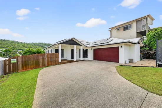 Elevated Vistas & Breezes : Stunning Home ! 