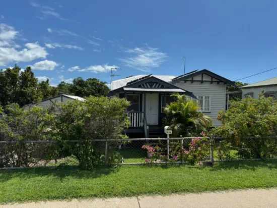 Charming Renovated Queenslander on 1,000m² Close to Town