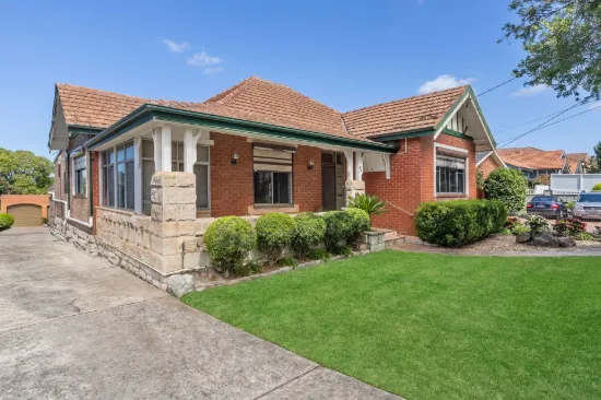A Classic Full-Brick Residence with Exceptional Future Potential