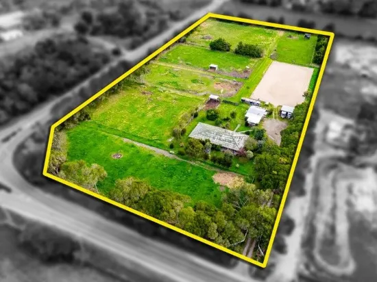 Charming Corner Allotment with Equestrian Facilities and Endless Potential!
