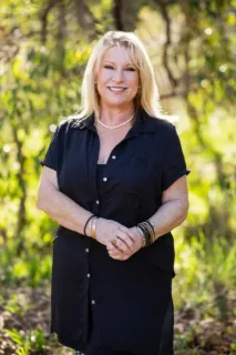 Tonnie Rebbettes - Real Estate Agent