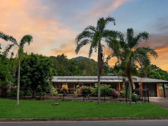 Spacious Family Living Backing Onto Parklands - Pool, Shed & 863m² Corner Block
