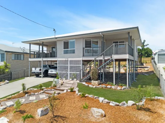 Stylish Renovated Home on 800m²  Minutes to Beach & Golf