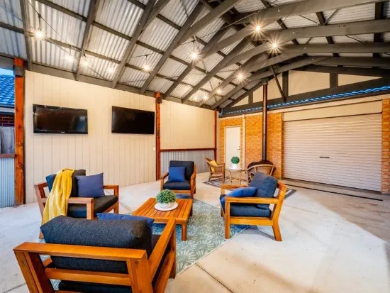 FAMILY ENTERTAINER WITH BONUS PARKING FACILITIES - LAND OF APPROX 770m²!