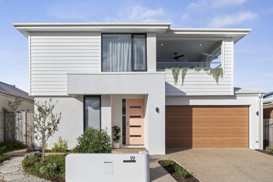 Coastal Luxury Living with Space, Style and Spectacular Views
