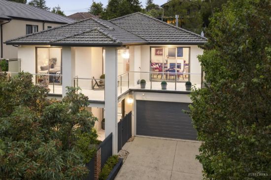 A deluxe personality, walking distance to it all!