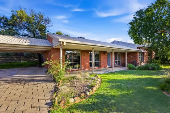 Spacious family living on a generous corner allotment
