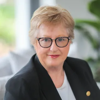 Robyn Tyson - Real Estate Agent