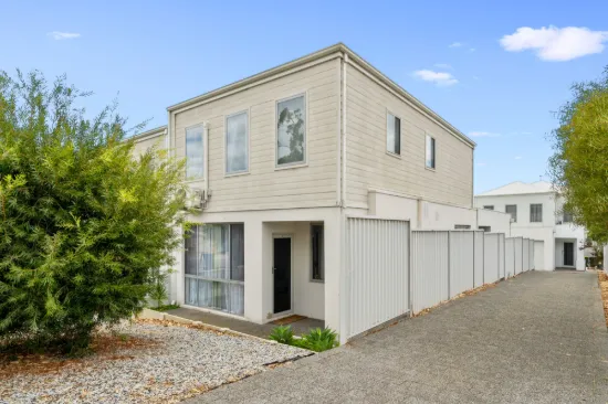 Modern 2-Storey townhouse close to beach & amenities.